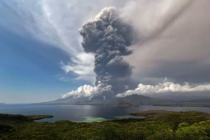 Mass Evacuation in Indonesia! Mount Lewotobi VOLCANO EXPLODES, Panic in the Streets eruption at Mount Lewotobi Laki-laki